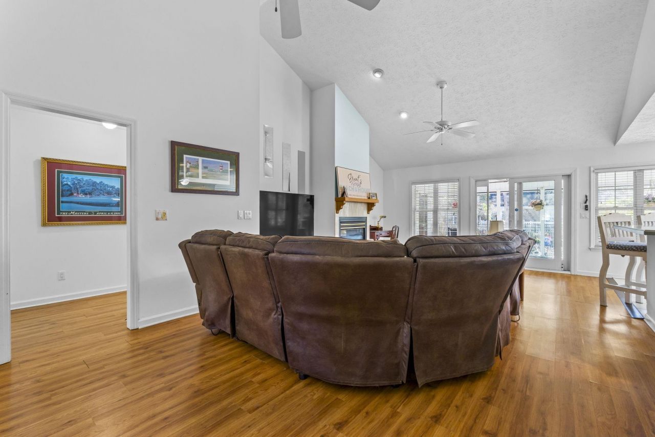 2110 N Berwick Dr. Photo 5