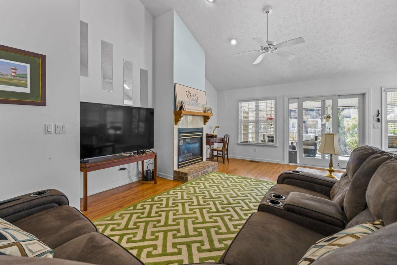 2110 N Berwick Dr. Photo 7