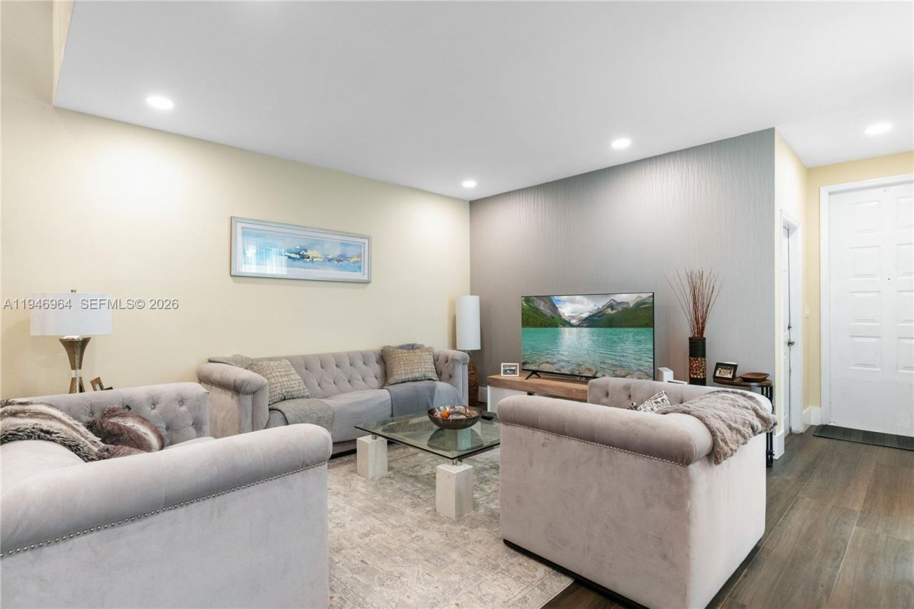 1564 Yellowheart Way , Unit 1564, Hollywood, FL 33019 Photo