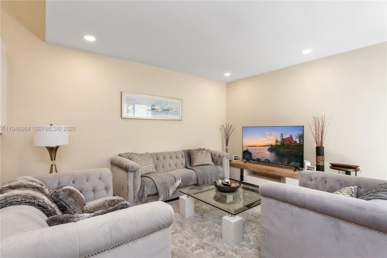 1564 Yellowheart Way , Unit 1564, Hollywood, FL 33019 Photo