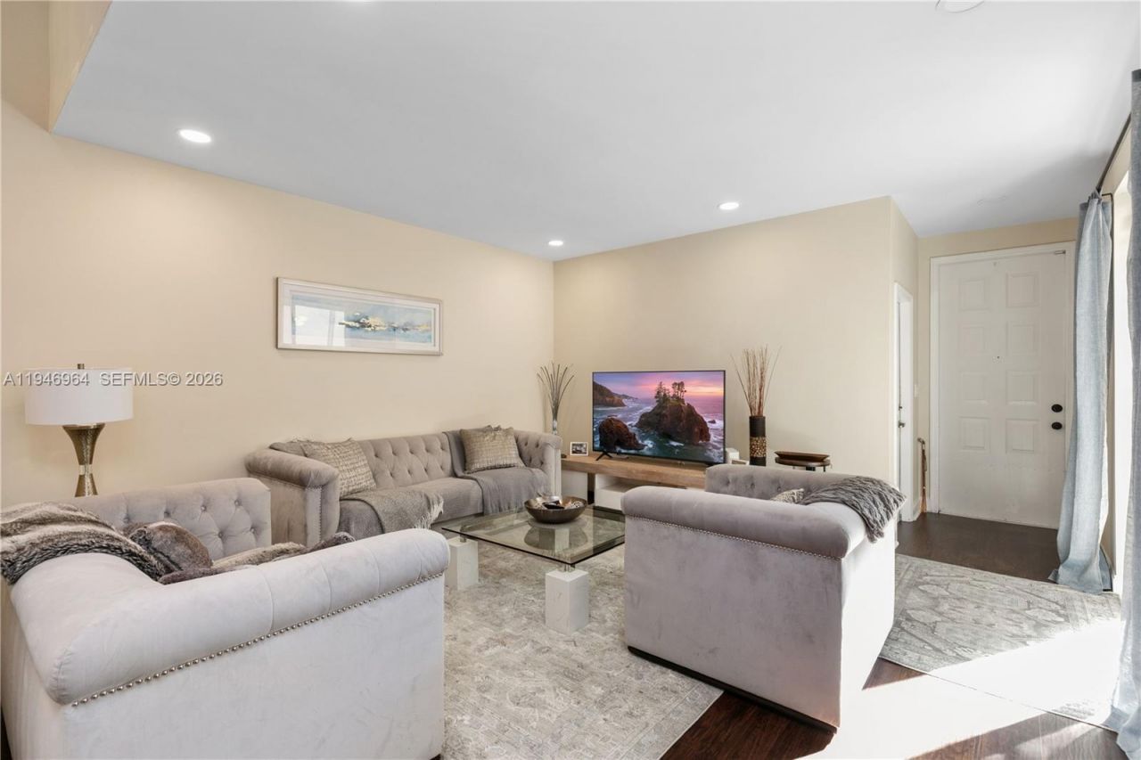 1564 Yellowheart Way , Unit 1564, Hollywood, FL 33019 Photo