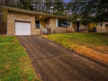 4790 Charleston Road, Poca, WV 25159