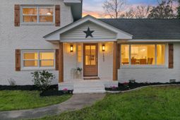 1223 Charlestowne Drive photo 4