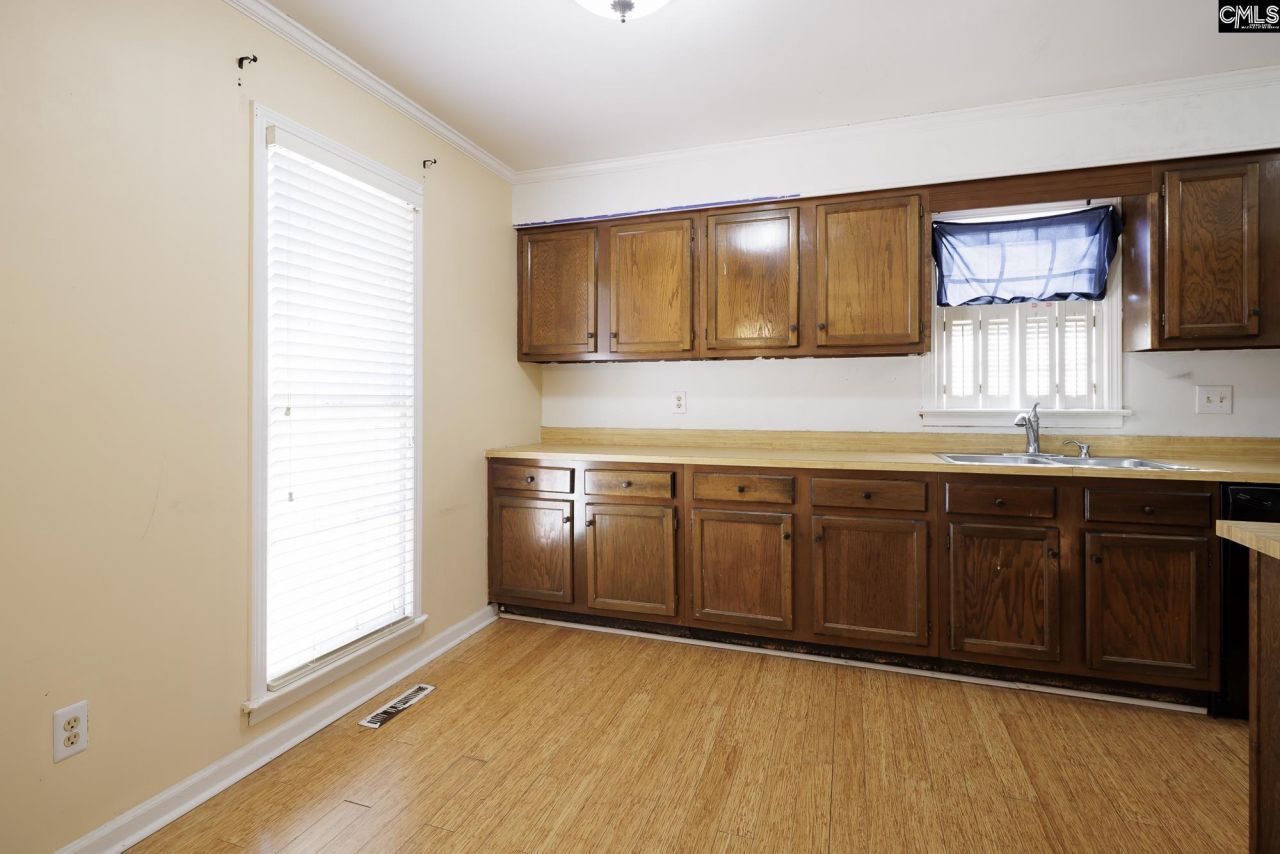 706 Chadford Road Photo 5