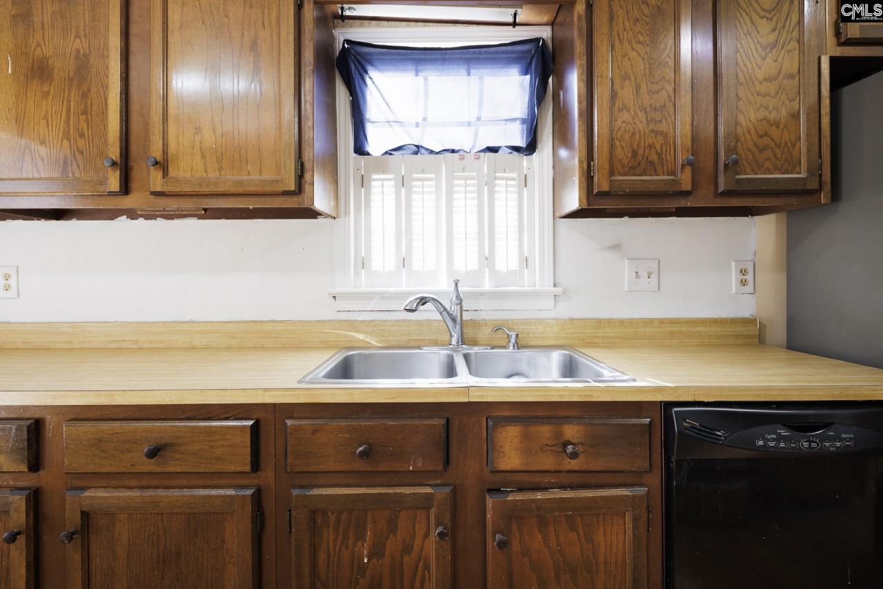 706 Chadford Road Photo 8