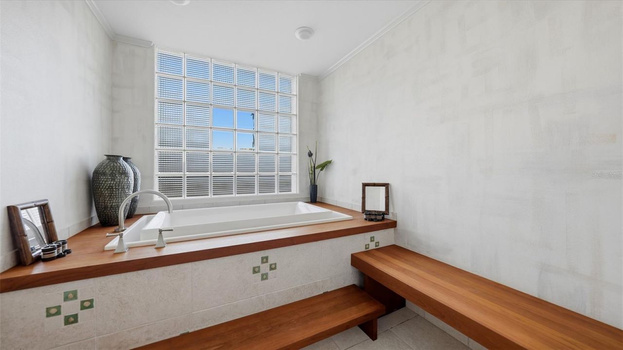 2052 Benjamin Franklin Drive, Unit D702, Sarasota, FL 34236 Photo