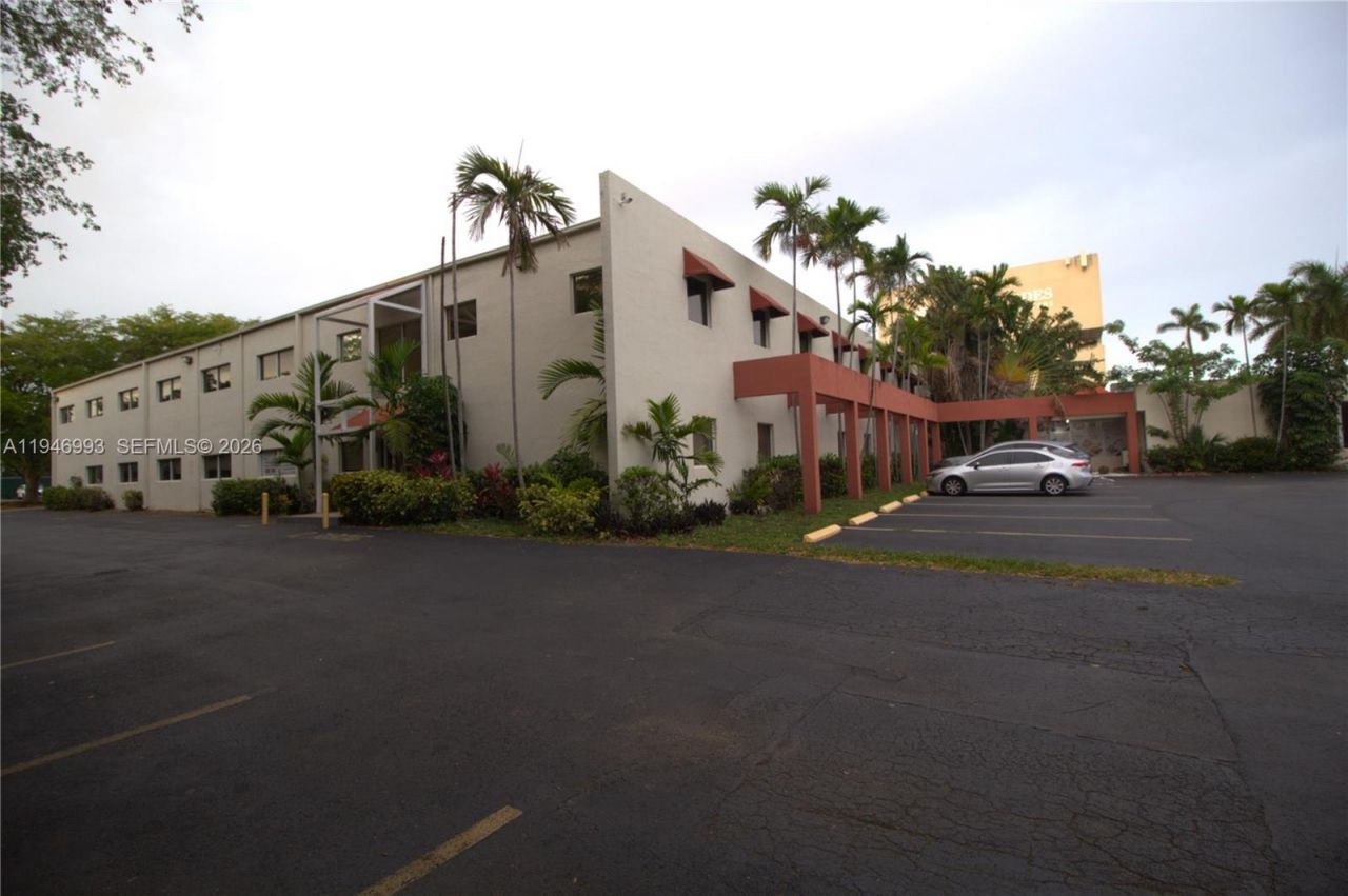 6405 NW 36th St , Unit 213, Virginia Gardens, FL 33166 Photo