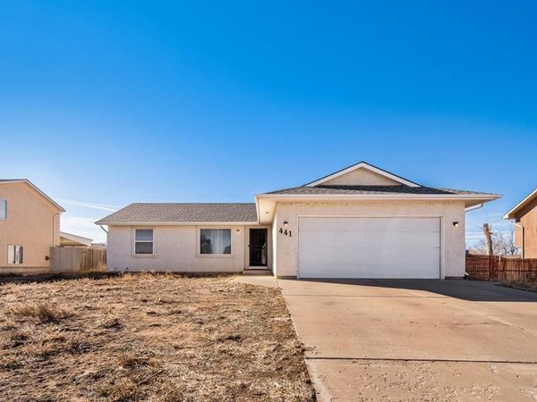 441 S Oak Creek Dr, Pueblo, CO 81007