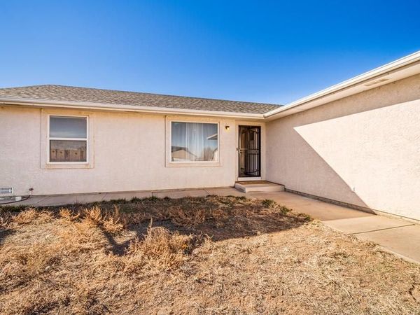 441 S Oak Creek Dr, Pueblo, CO 81007