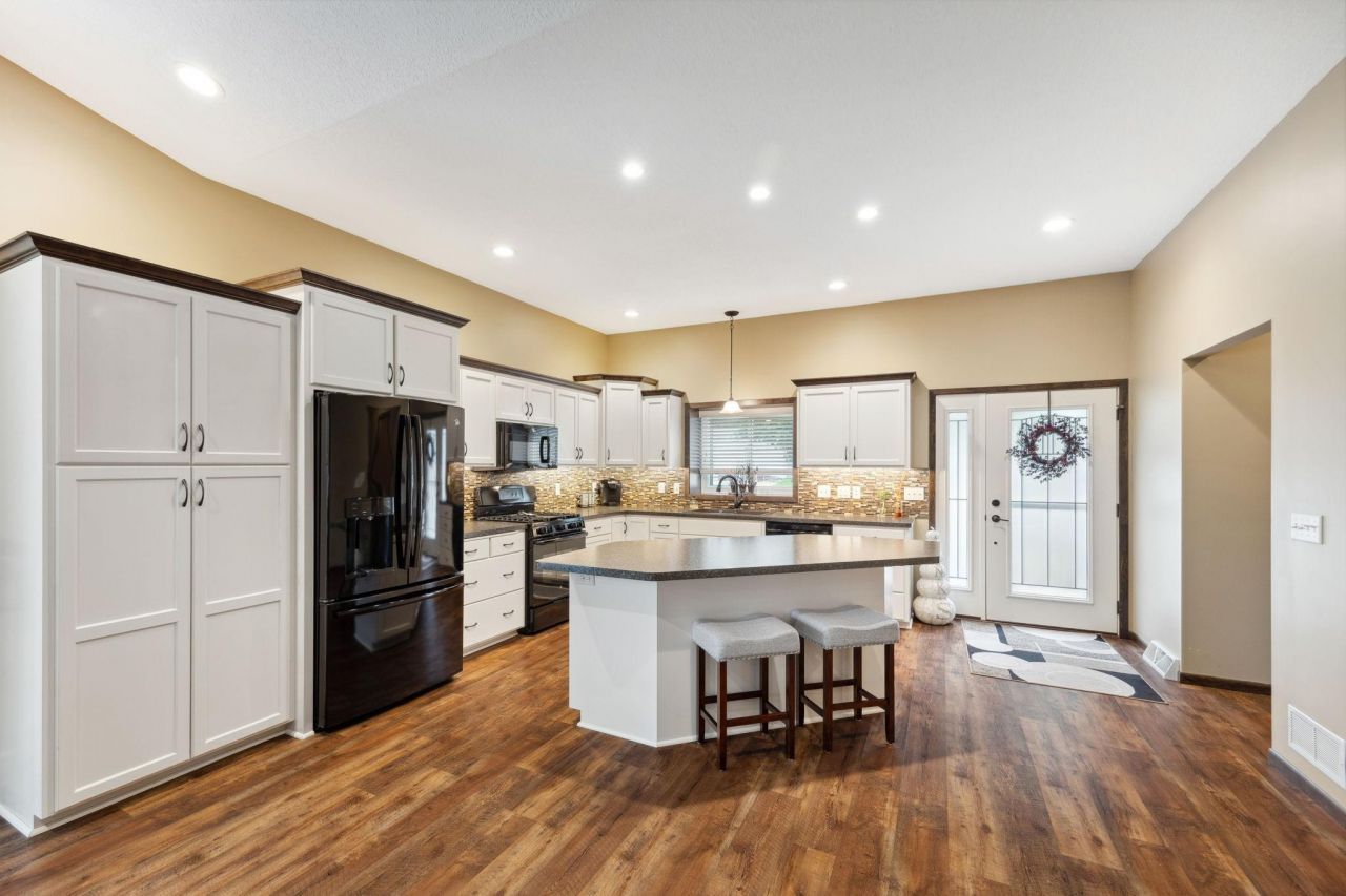 316 Lake Avenue N, Silver Lake, MN 55381 Main Photo