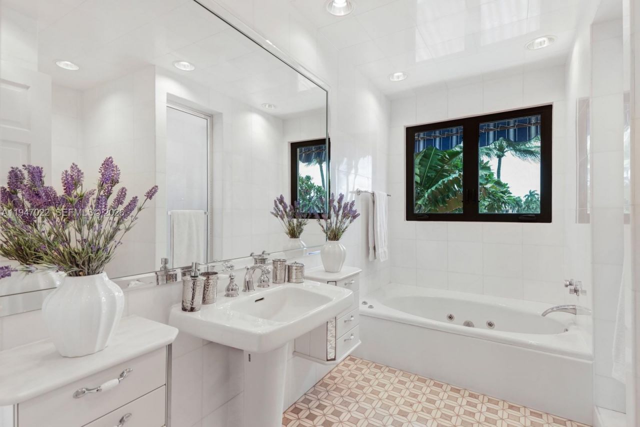 56 S Hibiscus Dr , Miami Beach, FL 33139 Photo