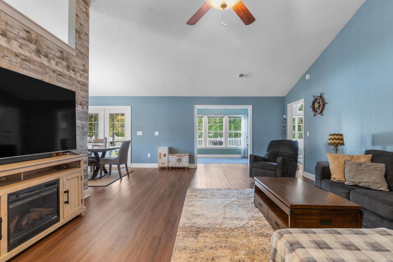 305 Duel Ct. Photo 7