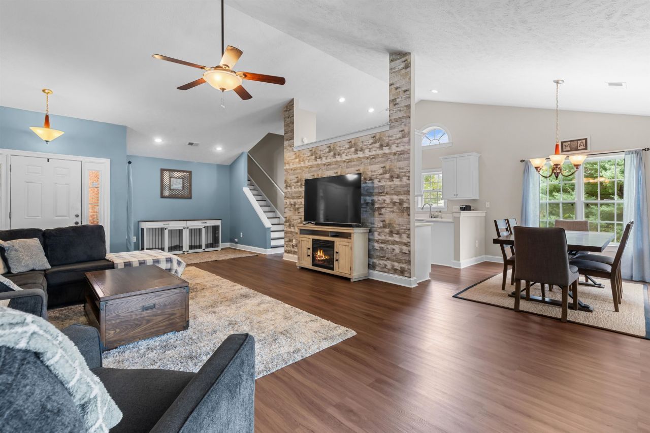 305 Duel Ct. Photo 8