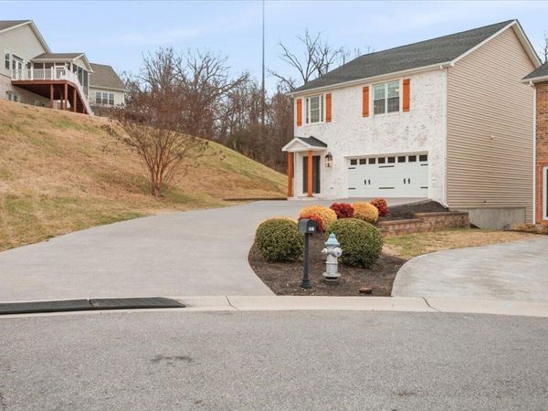 901 Walhalla CT, Roanoke, VA 24019