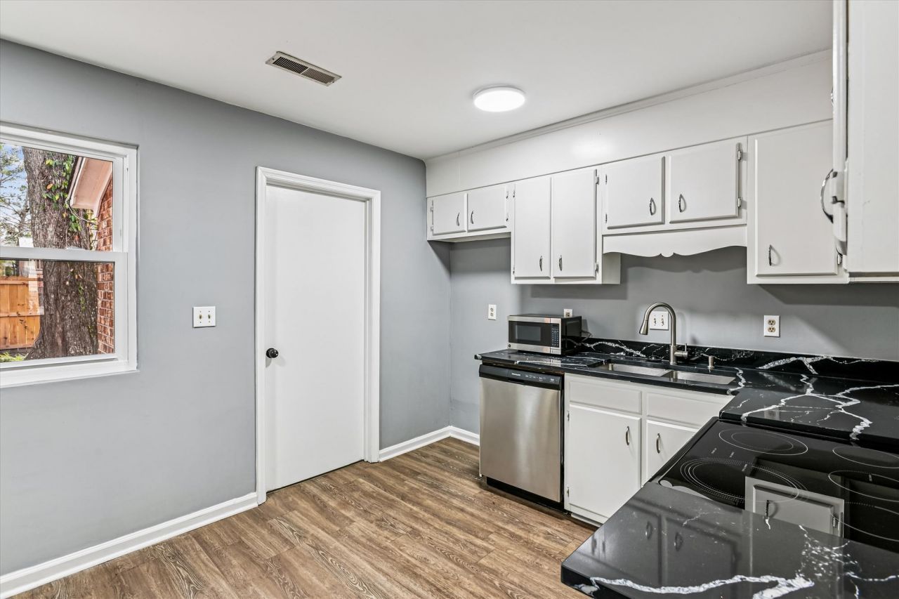 112 Kimeran Lane Photo 9