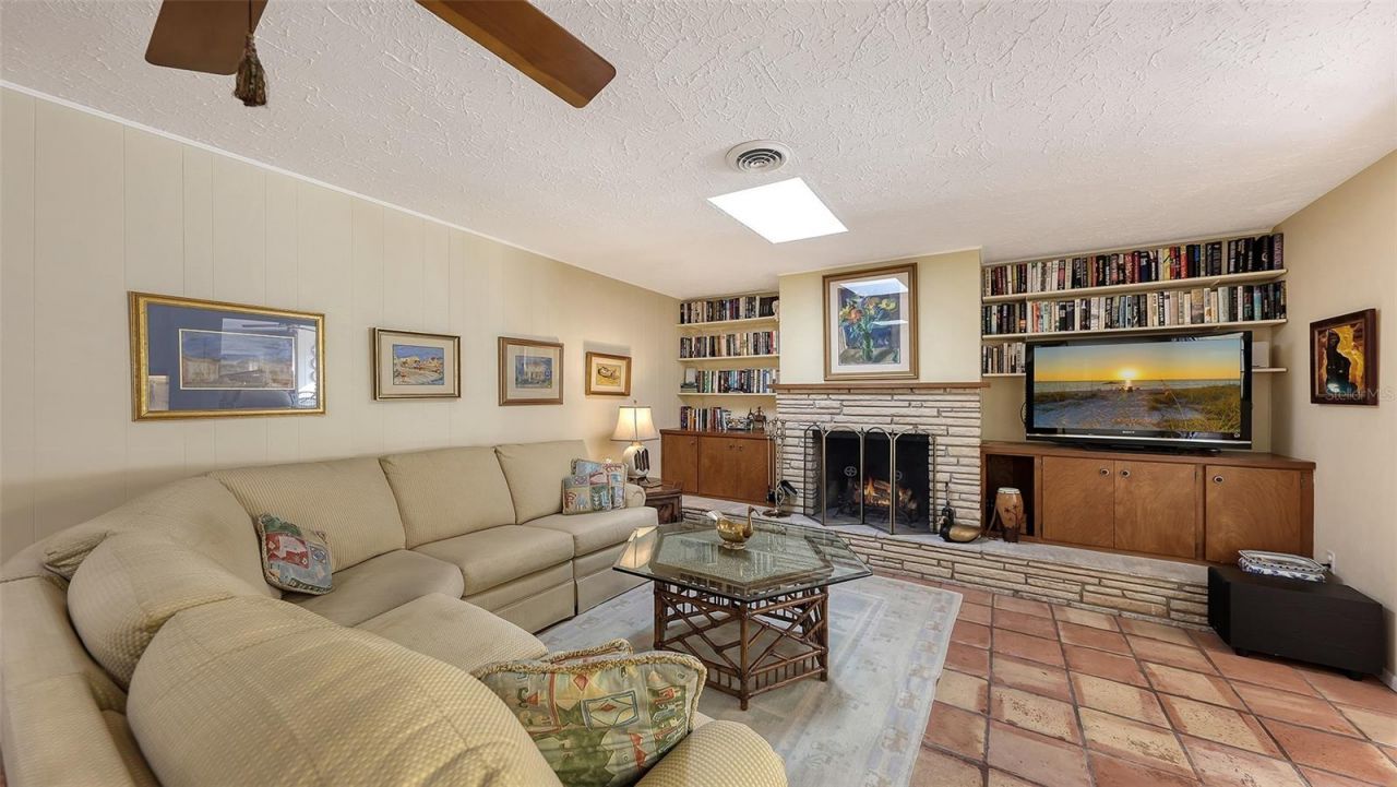 1672 Shoreland Drive, Sarasota, FL 34239 Photo