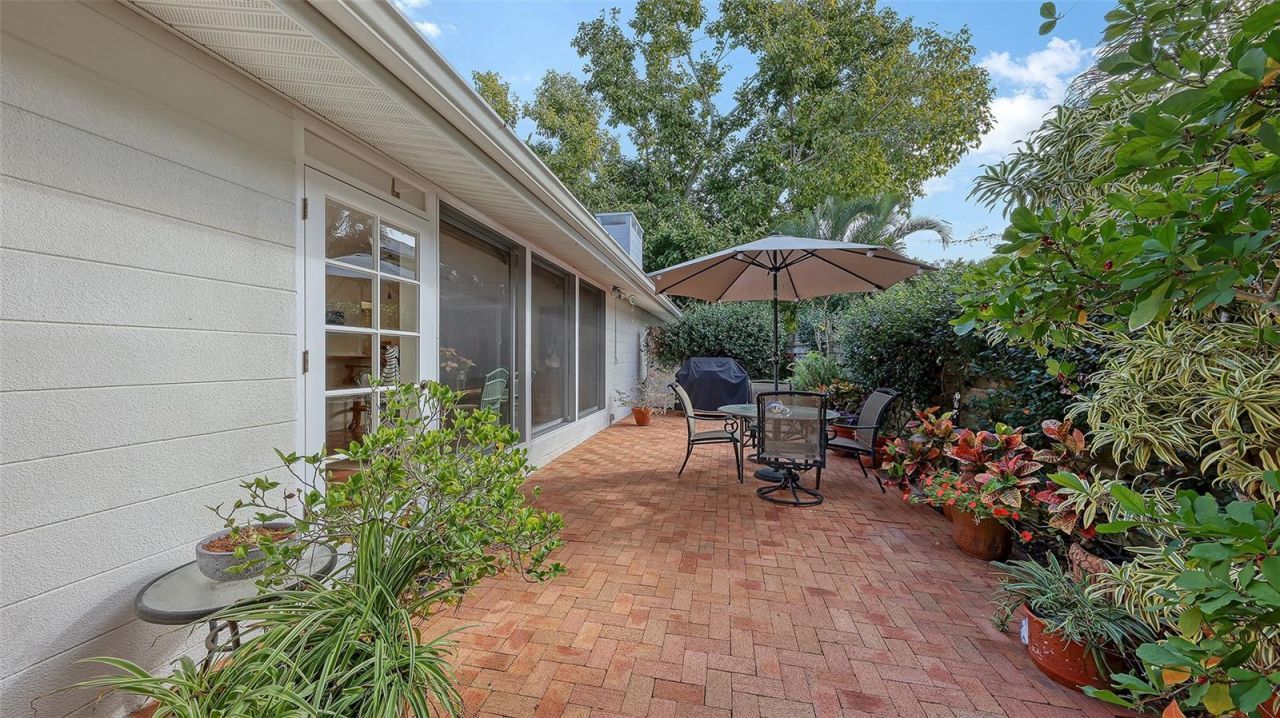 1672 Shoreland Drive, Sarasota, FL 34239 Photo