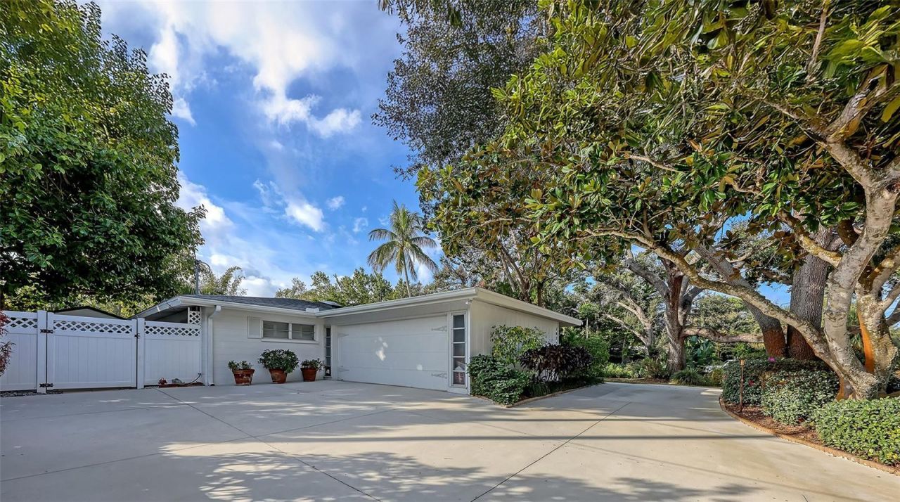 1672 Shoreland Drive, Sarasota, FL 34239 Photo