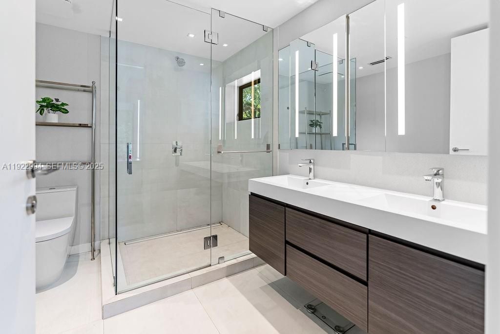 4095 Battersea Rd , Miami, FL 33133 Photo