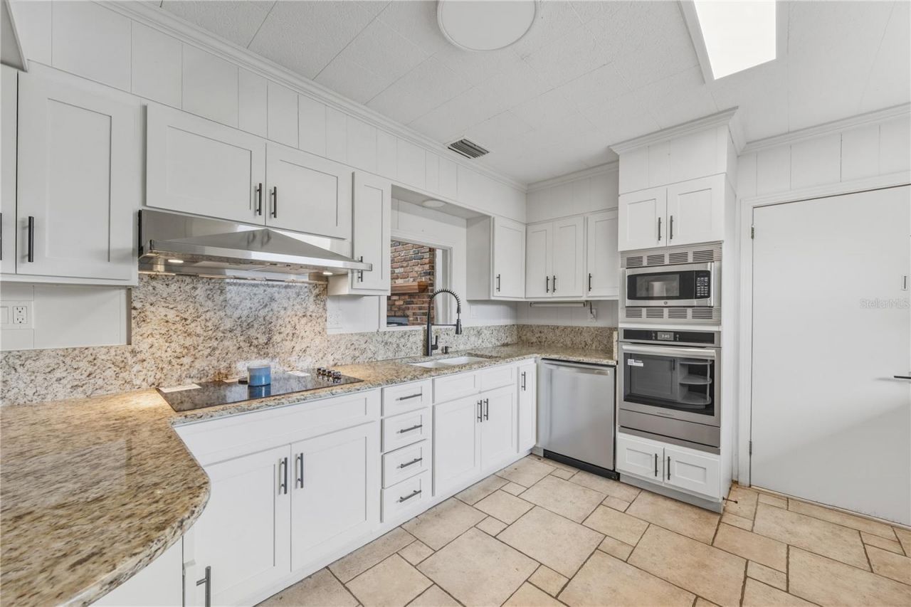 274 W Kings Highway, Center Hill, FL 33514 Photo