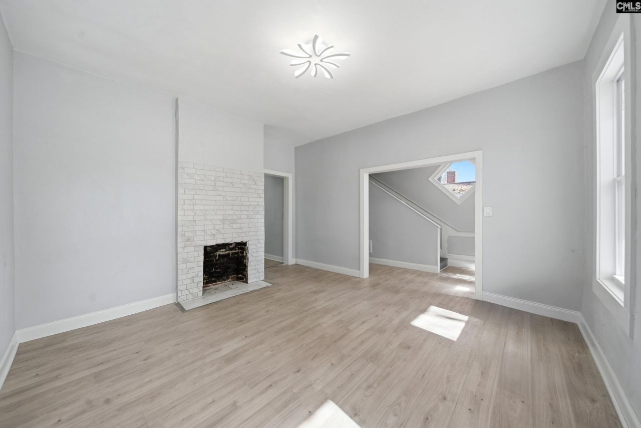 2411 Laurel Street  Photo 5