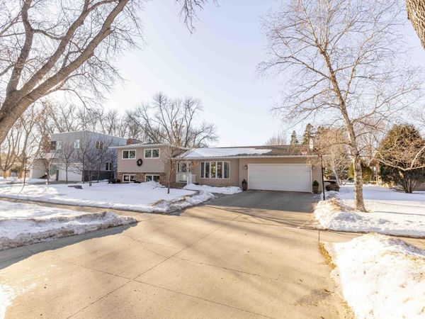 2525 9th Street S, Fargo, ND 58103