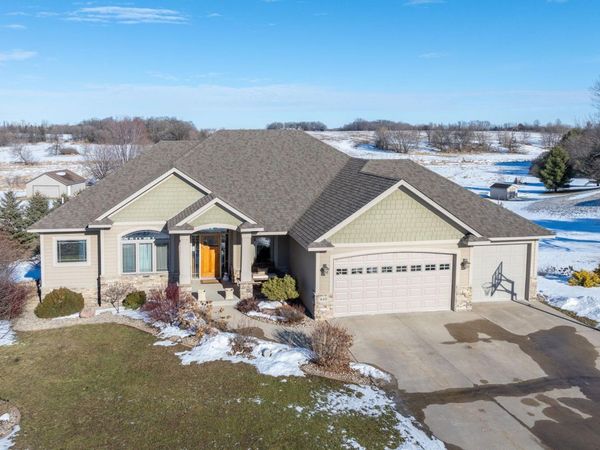 610 E Rolling Hills Drive, Le Center, MN 56057