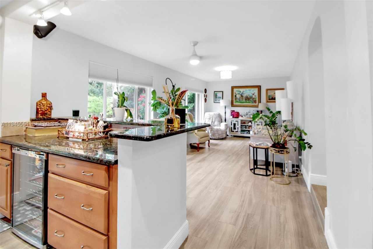 6250 SW 19th St, Miami, FL 33155 Photo