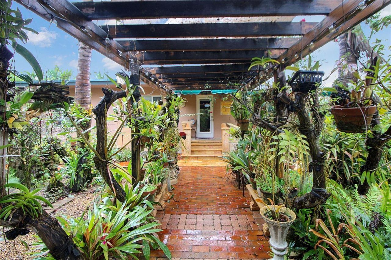 6250 SW 19th St, Miami, FL 33155 Photo