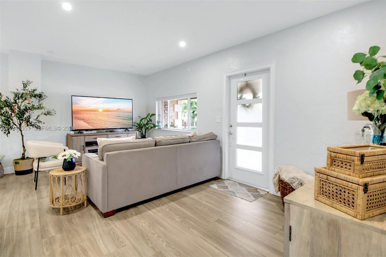 6250 SW 19th St, Miami, FL 33155 Photo