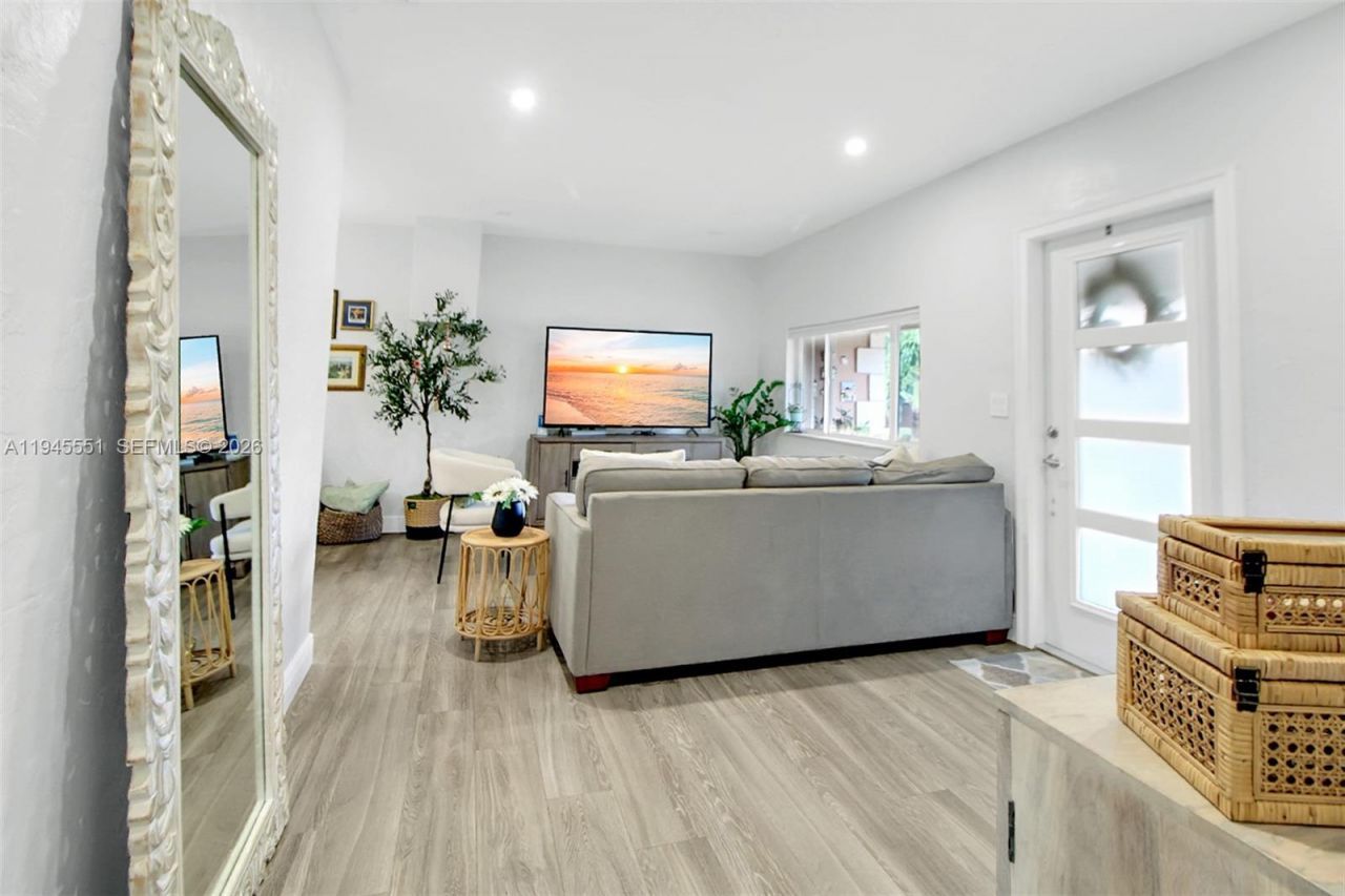 6250 SW 19th St, Miami, FL 33155 Photo