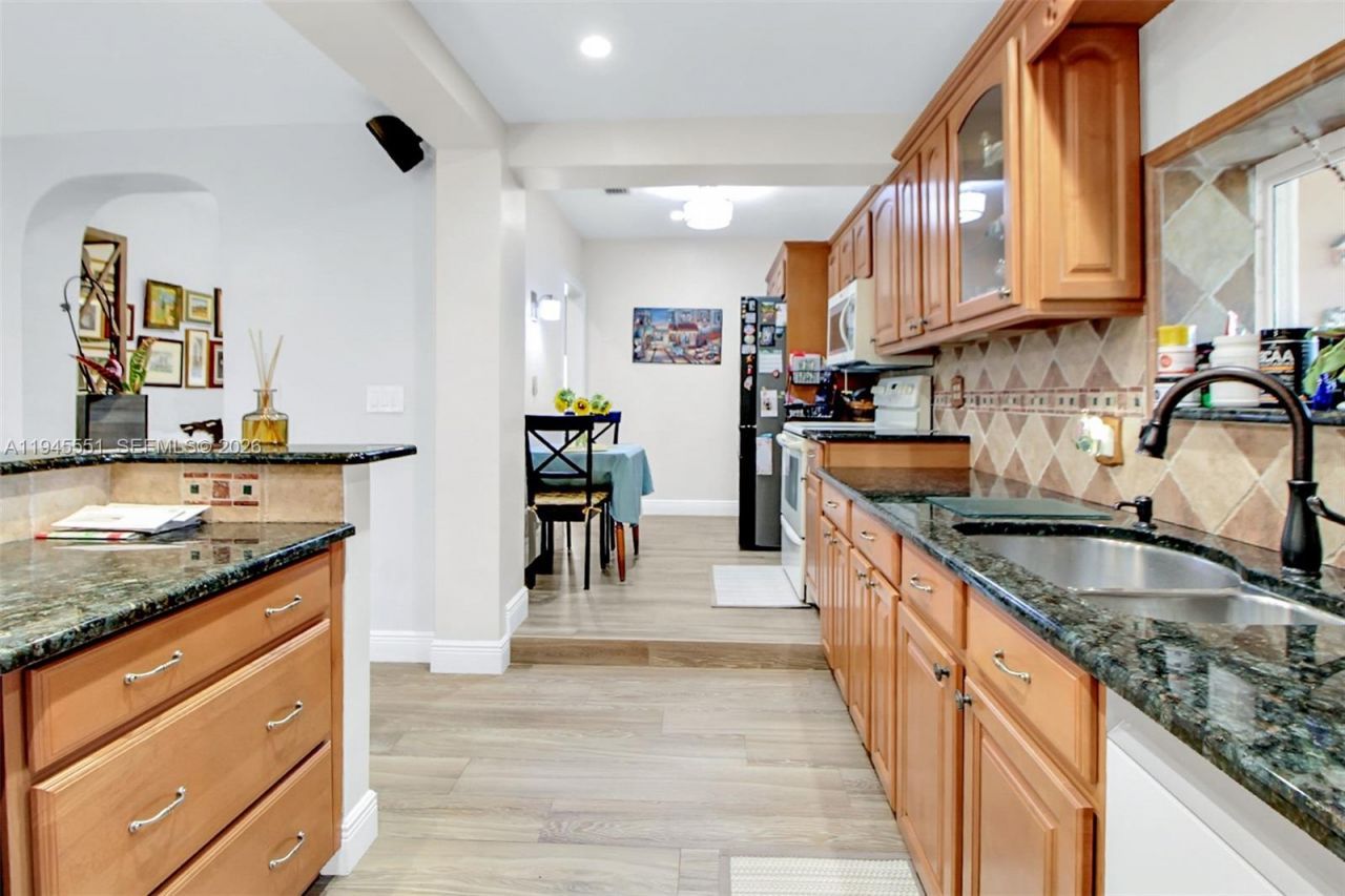 6250 SW 19th St, Miami, FL 33155 Photo