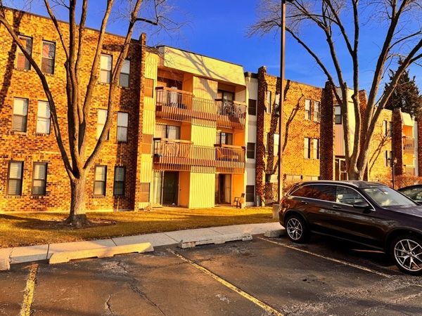 2212 Country Club Drive, Unit 6, Woodridge, IL 60517