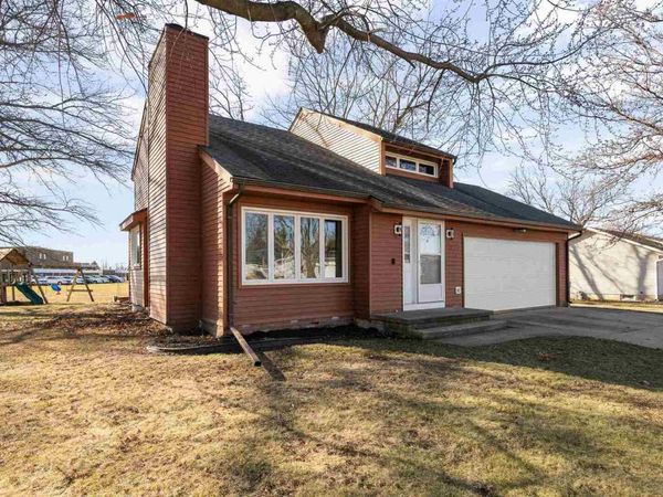 1037 Brookview Drive, Dewitt, IA 52742