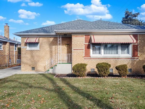 10610 Essex Street, Westchester, IL 60154