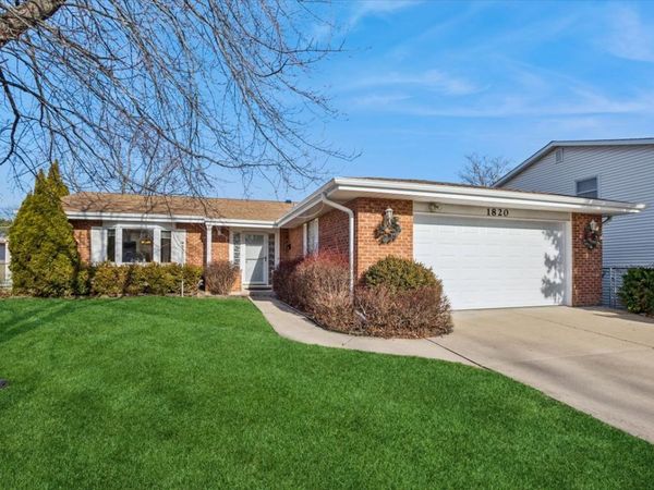 1820 W Thornwood Lane, Mount Prospect, IL 60056