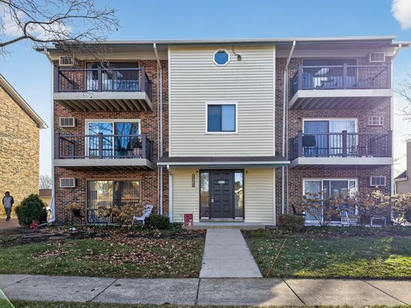 2713 Northcreek Drive, Unit 5, Woodridge, IL 60517