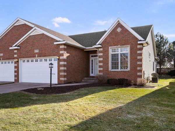 3179 Meridith Way, Bettendorf, IA 52722