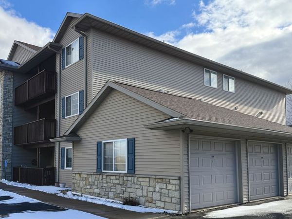 213 E Price Street, Unit 202, Eldridge, IA 52748