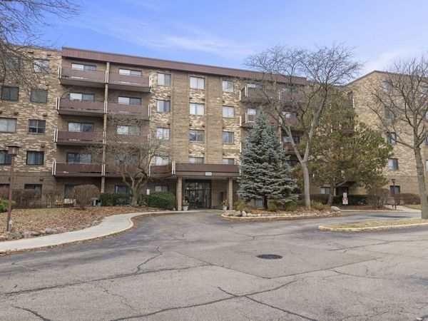 700 Wellington Avenue, Unit 110, Elk Grove Village, IL 60007