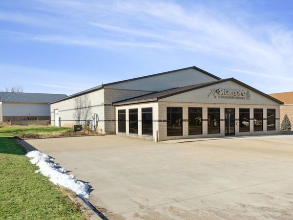 5002 N Pine Street, Davenport, IA 52806