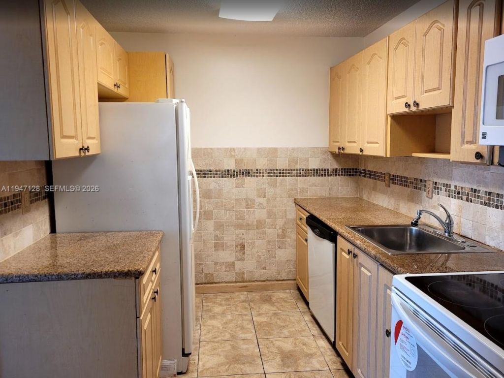 468 NE 206th Ln, Unit 202, Miami, FL 33179 Photo