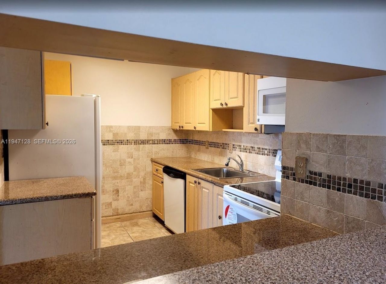 468 NE 206th Ln, Unit 202, Miami, FL 33179 Photo