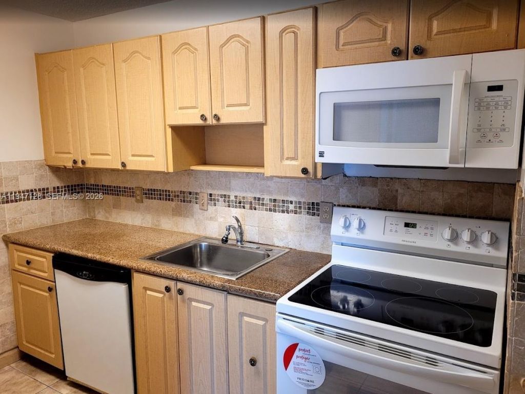 468 NE 206th Ln, Unit 202, Miami, FL 33179 Photo