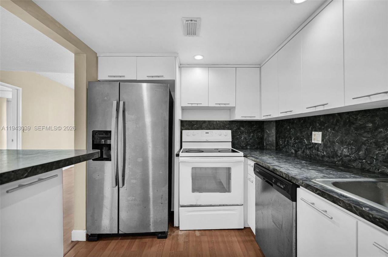 900 Bay Dr, Unit 321, Miami Beach, FL 33141 Photo