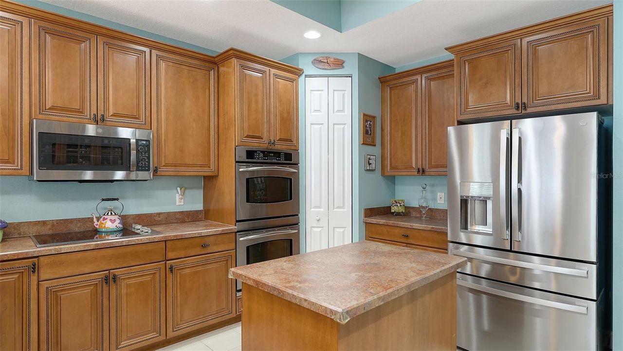 6659 38th Lane E, Sarasota, FL 34243 Photo