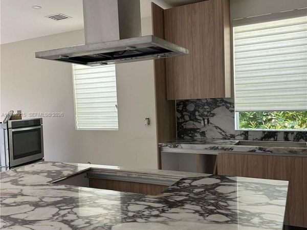 9860 NW 75th Ter , Doral, FL 33178