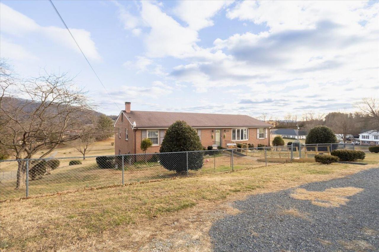 4129 Blue View Dr, Roanoke, VA 24012 Main Photo