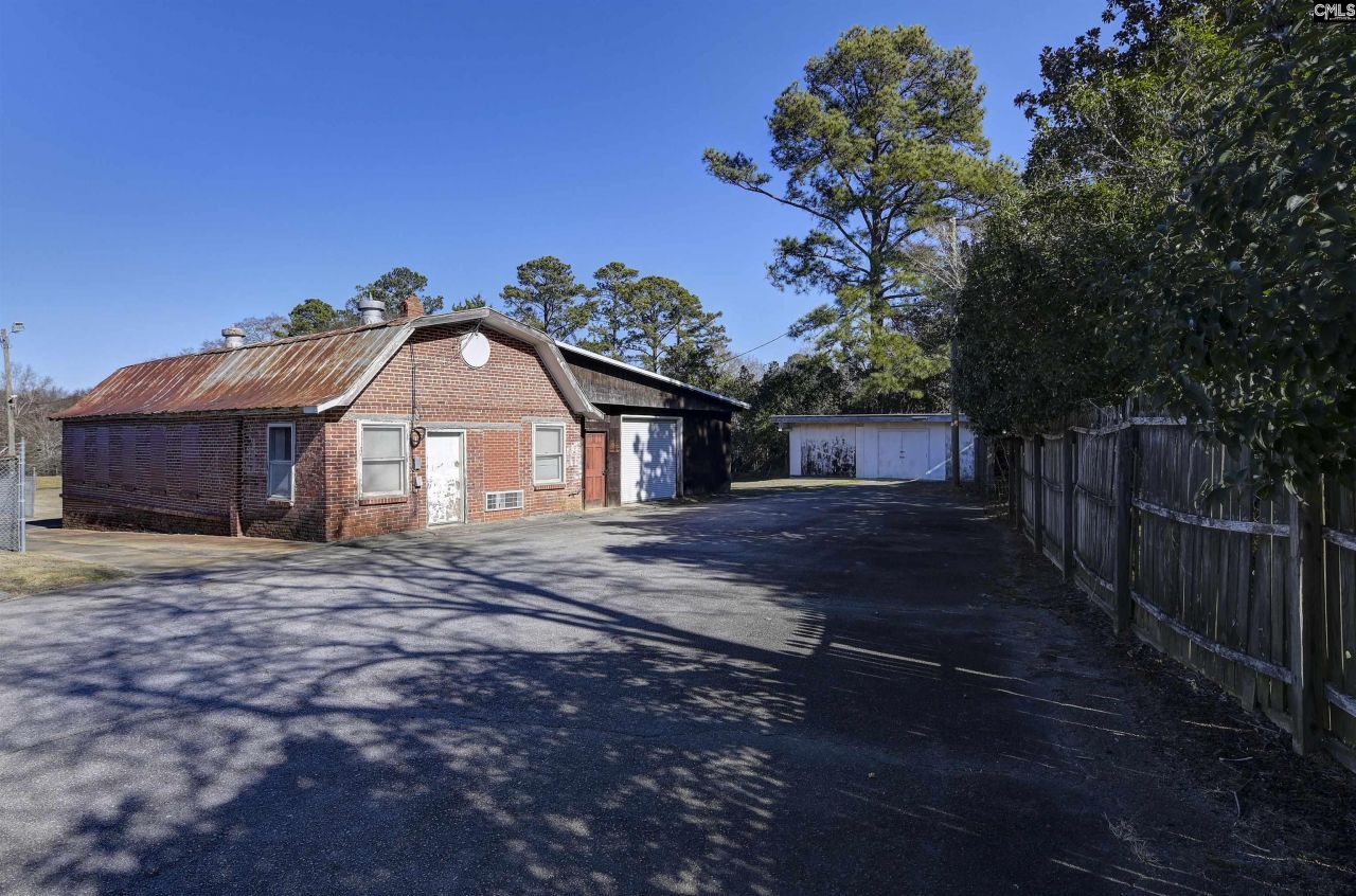 225 Summerland Avenue  Photo 8