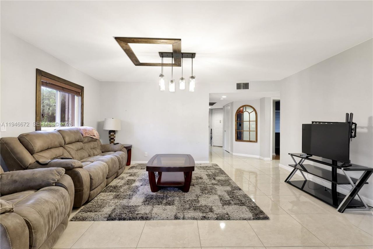 12850 SW 4th Ct, Unit 115I, Pembroke Pines, FL 33027 Photo